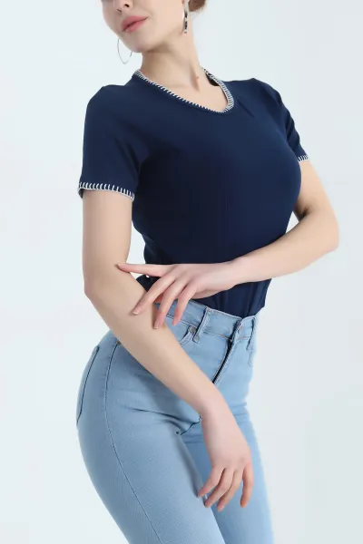 lacivert-kol-ve-yaka-nakisli-kadin-tisort-344726