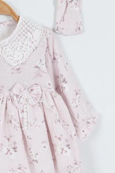 Lila (6-24 Ay)Çiçek Desenli Dantel Yaka Bandanalı Müslin Kız Bebek Elbise 340689
