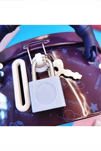 Mor Giftzen Astronot Temalı Kilitli Taşıma Saplı Metal Kumbara 458939