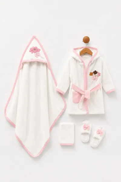 Pembe (0-6 Ay) 4 Parça Süzene Çiçek Nakışlı Kız Bebek Kutulu Bornoz Seti 476654