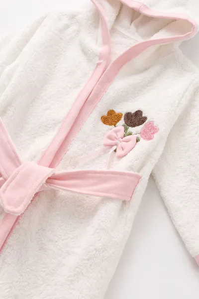 Pembe (0-6 Ay) 4 Parça Süzene Çiçek Nakışlı Kız Bebek Kutulu Bornoz Seti 476654