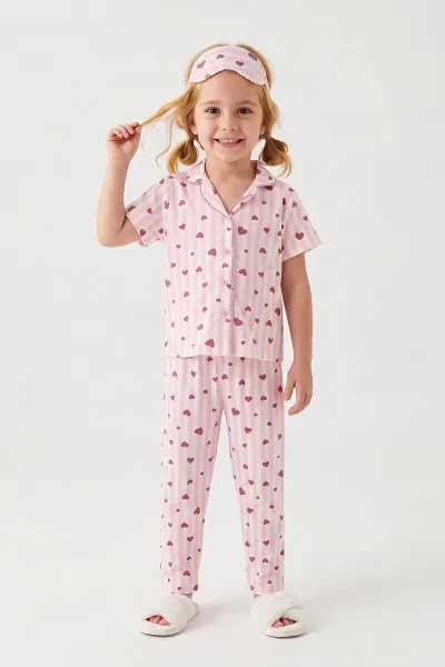Pembe (4-12 Yaş) Kalp Baskılı Kısa Kol Ön Düğmeli Göz Bandı Detaylı Kız Çocuk Pijama Takım 453261