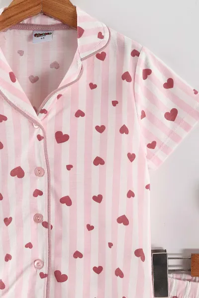 Pembe (4-12 Yaş) Kalp Baskılı Kısa Kol Ön Düğmeli Göz Bandı Detaylı Kız Çocuk Pijama Takım 453261