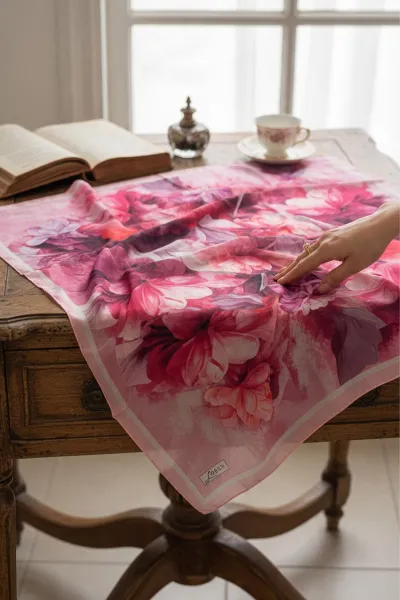 Pembe 90x90 Cm Dijital Baskılı Petalia Desen Kutulu Twill Eşarp 501141