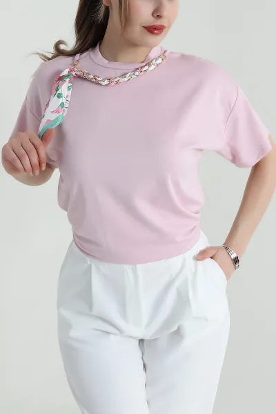 pembe-fularli-modal-kadin-tisort-458984