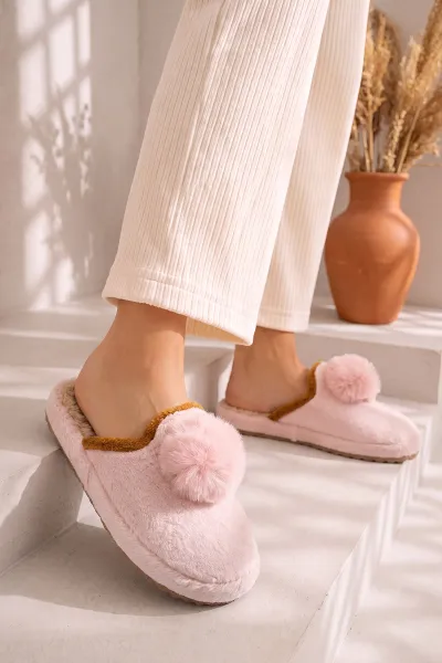 Pembe Peluş Önü Kapalı Ponpon Detaylı Kadın Ev Terliği 488346