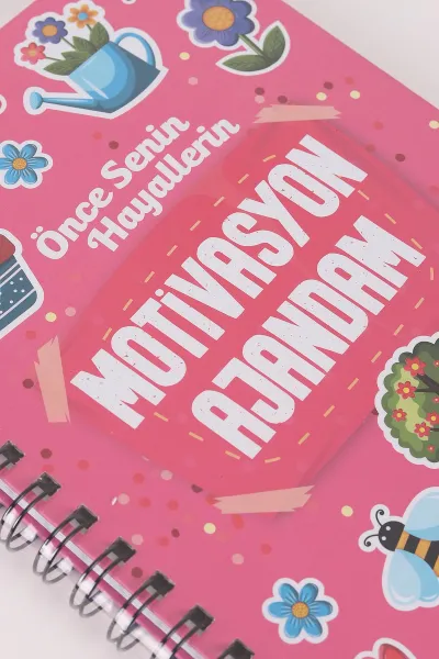Pembe Tasarımlı Spiralli Sticker'lı Tarihsiz Ajanda 464044