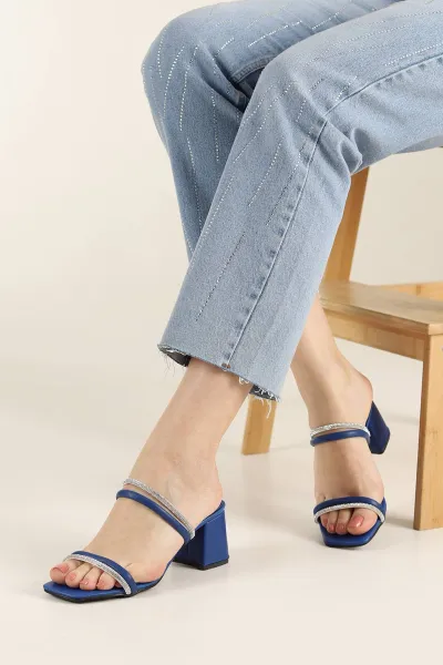 saks-mavisi-cift-bantli-tas-detay-topuklu-terlik-242052