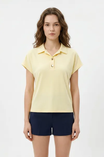 sari-dugmeli-polo-yaka-kristal-kadin-bluz-449073