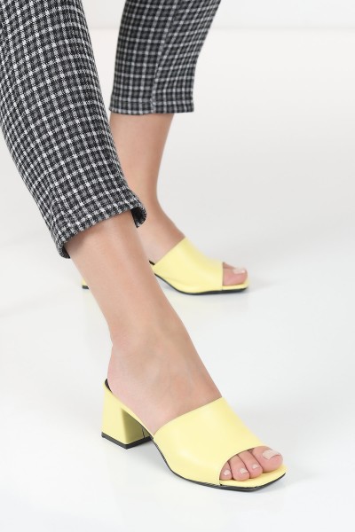 Sarı Tek Bantlı Kısa Topuklu Terlik 114278