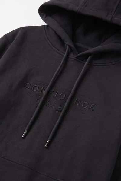 Siyah (4-12 Yaş) Confidence Kabartma Baskılı Kapüşonlu ve Kanguru Cepli 3 İp Şardonlu Erkek Çocuk Sweatshirt 497750