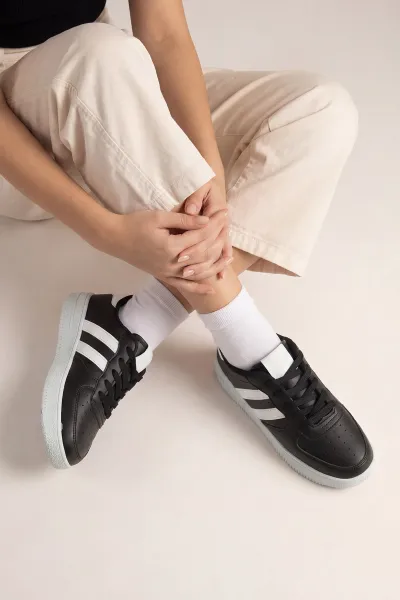 Siyah Beyaz Çizgili Bağcıklı Kadın Spor Ayakkabı 312053