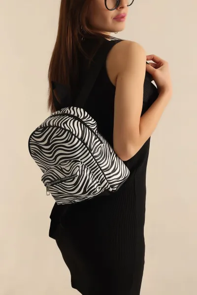 siyah-beyaz-desenli-mini-boy-sirt-cantasi-248749