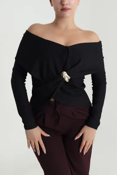 Siyah Broşlu Madonna Yaka Kadın Bluz 482845