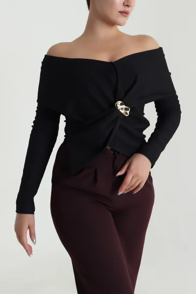 Siyah Broşlu Madonna Yaka Kadın Bluz 482845