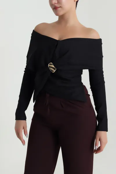 Siyah Broşlu Madonna Yaka Kadın Bluz 482845