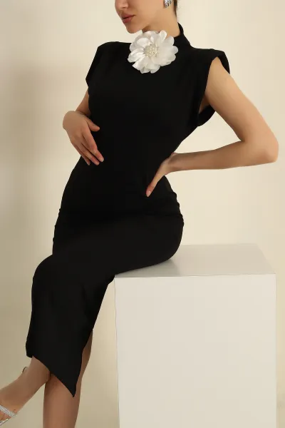 siyah-cicek-aksesuarli-vatkali-elbise-261372