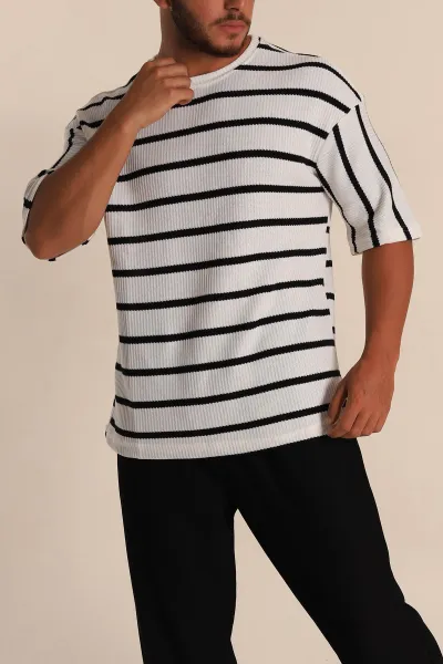 Siyah Çizgili Oversize Jakarlı Delikli Erkek Triko Tişört 267398