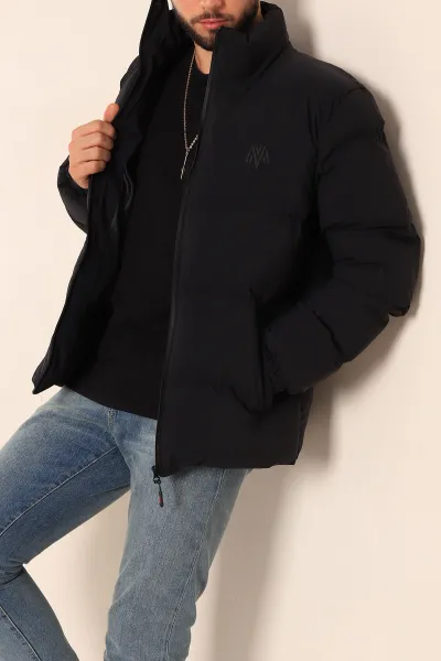 Siyah Kırınkıl Kumaş Göğüs Baskılı Dik Yaka Erkek Şişme Mont 226684