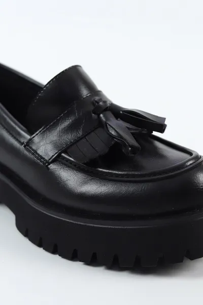 Siyah Püskül Detaylı Kadın Loafer Ayakkabı 492621