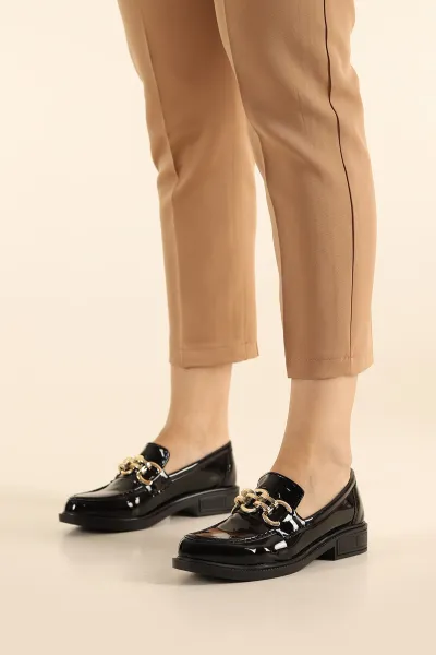 siyah-rugan-gold-zincirli-kadin-loafer-ayakkabi-302417
