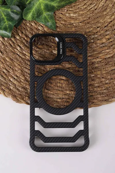 Siyah TeknoCase İPhone 13 Uyumlu Creative Fiber Case Serisi Lens Hediyeli Vakumlu Sert Silikon Telefon Kılıfı 430897