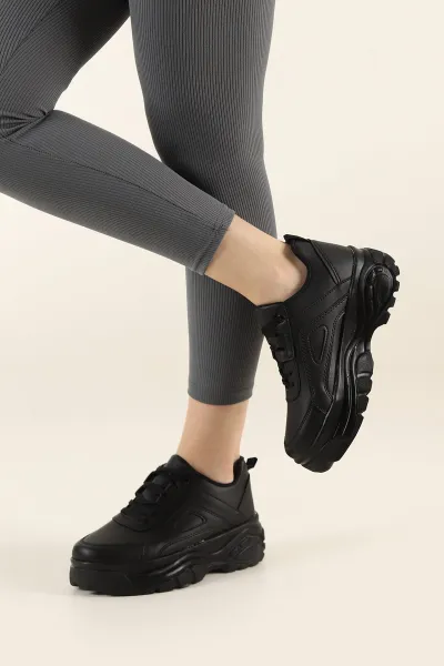 Siyah Yüksek Taban Spor Ayakkabı 235651