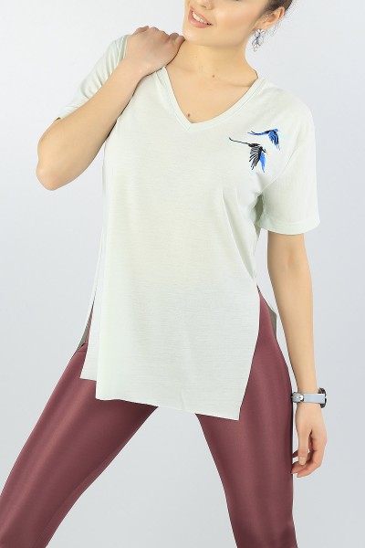 su-yesili-nakis-islemeli-yirtmacli-tisort-55203
