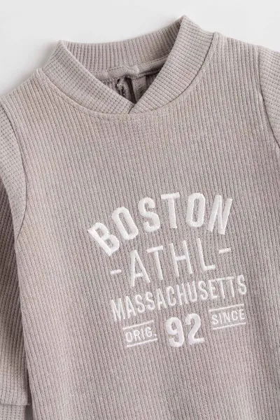 Taş (0-9 Ay)  Boston Nakışlı Waffle Kumaş Çıtçıtlı Şapkalı Erkek Bebek Tulum 486946