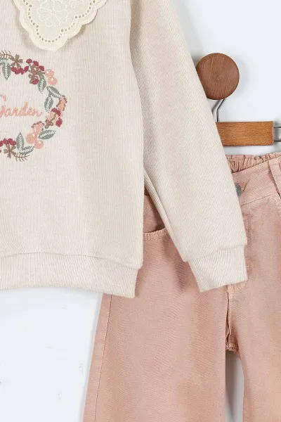 Yavruağzı (1-9 Yaş)Çiçek Nakışlı Dantel Yaka Gabardin Pantolonlu  Kız Çocuk Takım 413506