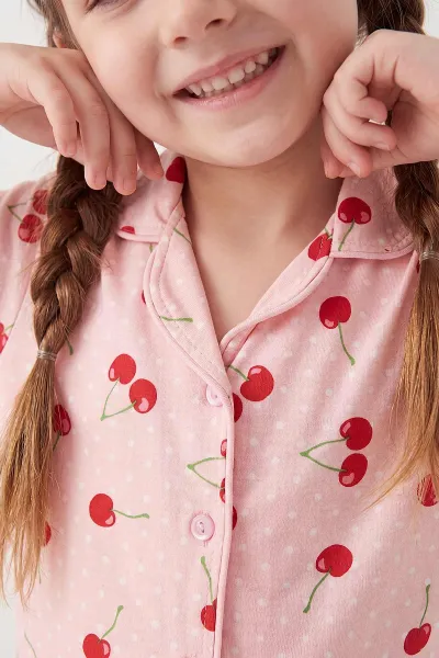 Yavruağzı (4-12 Yaş) Kiraz Baskılı Kısa Kol Ön Düğmeli Göz Bandı Detaylı Kız Çocuk Pijama Takım 453256