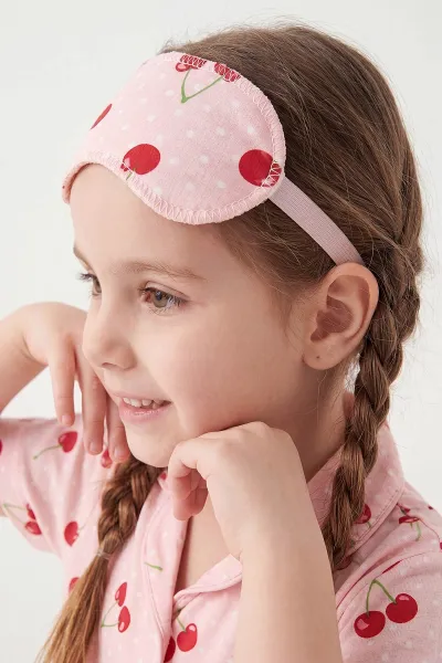 Yavruağzı (4-12 Yaş) Kiraz Baskılı Kısa Kol Ön Düğmeli Göz Bandı Detaylı Kız Çocuk Pijama Takım 453256