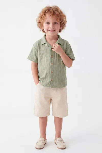 yesil-2-10-yascizgili-desen-orgu-gomlekli-ve-gabardin-sortlu-erkek-cocuk-yazlik-takim-459979