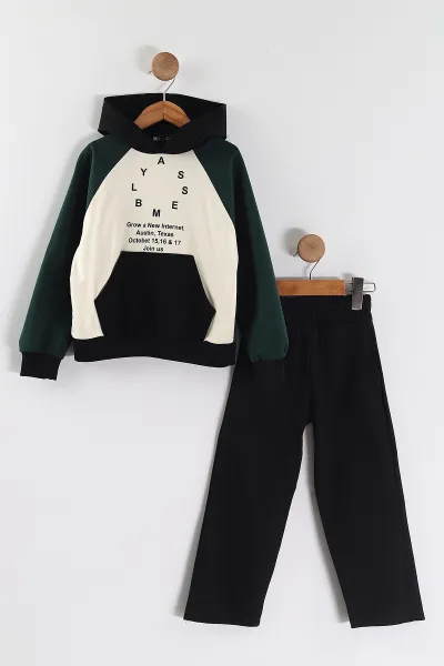 Yeşil (3-10 Yaş) Kanguru Cepli  Kapüşonlu ve Garnili Sweatli Gabardin Pantolonlu Erkek Çocuk Takım 443376