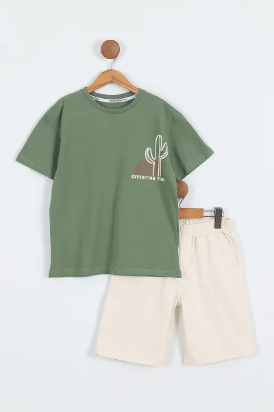 yesil-3-10-yason-arka-baskili-gabardin-sortlu-erkek-cocuk-takim-356933