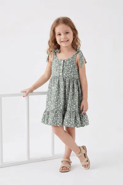 yesil-3-8-yas-omuzdan-baglamali-papatya-desenli-dugmeli-dokuma-kiz-cocuk-elbise-467323