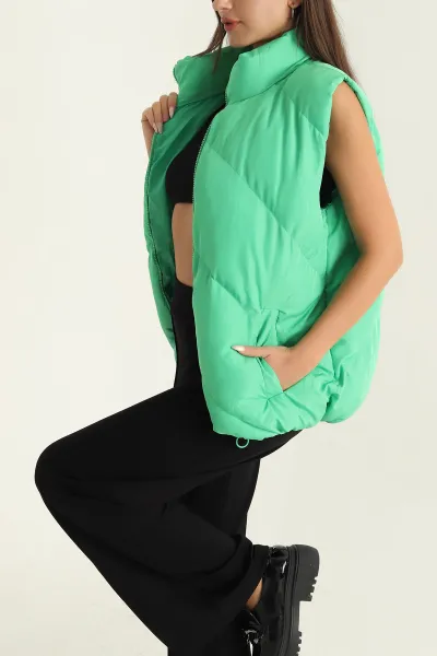 yesil-sisme-cepli-kapitone-yelek-298303